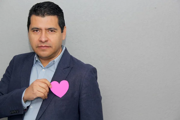 Homem Latino Formal Com Casaco Azul Coração Vermelho Seu Bolso — Fotografia de Stock