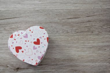 Sevgililer Günü. Reklam afişi için eski ahşap arka planda bir kalp