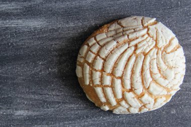 Eski gri masa üzerinde Meksika usulü tatlı ekmek. Kabuk, kek, papyon, kulak, çok renkli dallı bisküvi.