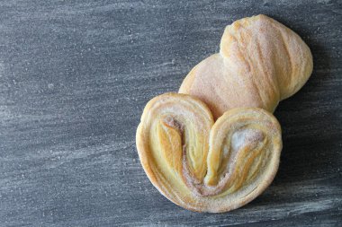 Eski gri masa üzerinde Meksika usulü tatlı ekmek. Kabuk, kek, papyon, kulak, çok renkli dallı bisküvi.