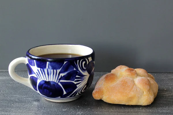 Pain Sucré Mexicain Avec Café Dans Une Tasse Talavera Poêle — Photo