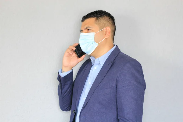 Formalny Dorosły Latynos Maską Zabezpieczającą Pomocą Telefonu Komórkowego Nowy Normalny — Zdjęcie stockowe