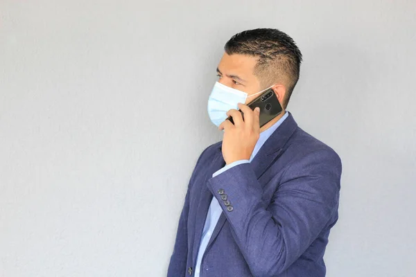 Формальный Взрослый Латинский Мужчина Защитной Маске Помощью Мобильного Телефона Новый — стоковое фото