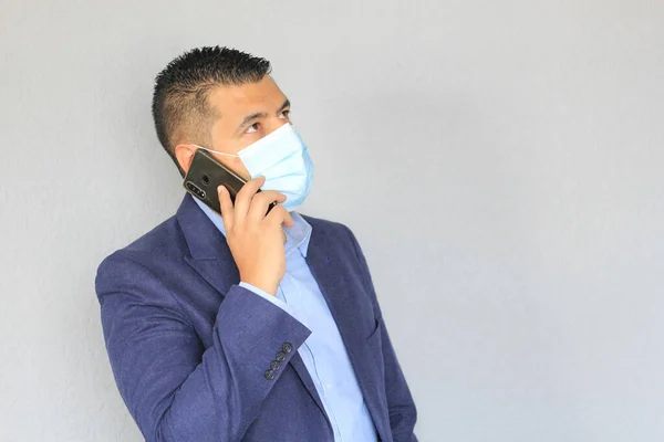 Формальный Взрослый Латинский Мужчина Защитной Маске Помощью Мобильного Телефона Новый — стоковое фото