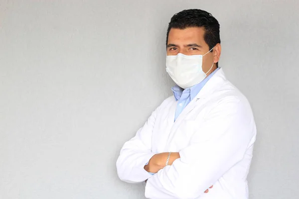 拉丁美洲医生 身穿白色外套 戴着防护面具 以防止眼镜蛇 这是一种新的正常情况 — 图库照片