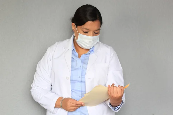 Mulher Médica Latina Com Casaco Branco Máscara Proteção Uso Clínico — Fotografia de Stock