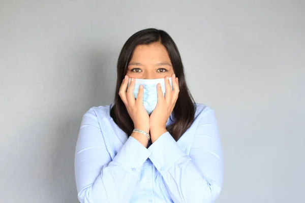 Mujer Latina Con Blusa Azul Máscara Protección Uso Clínico Para —  Fotos de Stock