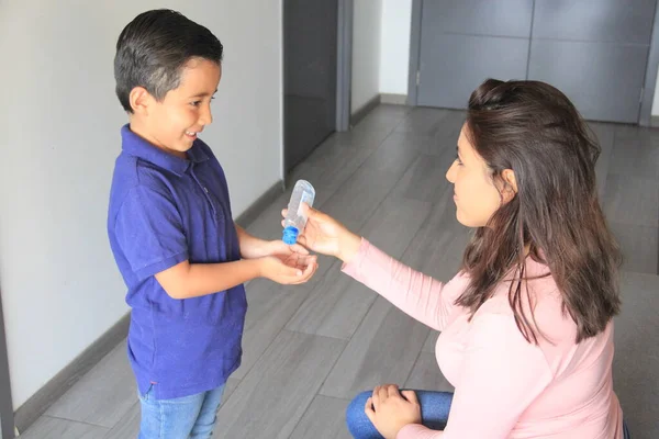 Protección Hogar Familia Mamá Latina Con Niño Años Usando Gel — Foto de Stock