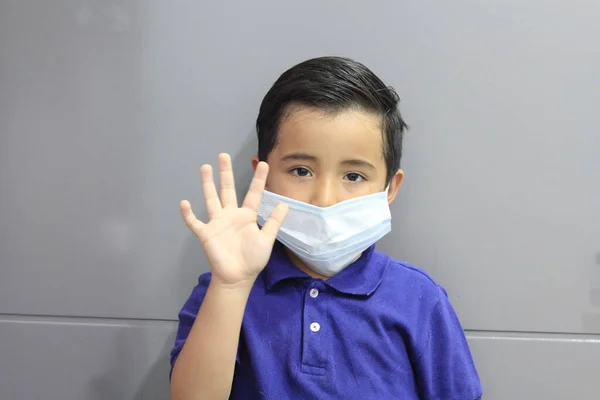 Latino Αγόρι Ετών Μπλε Shirt Και Μάσκα Προστασίας Λόγω Πανδημίας — Φωτογραφία Αρχείου
