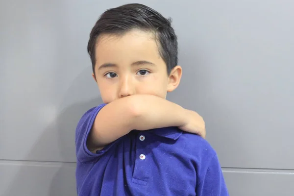 Menino Latino Anos Idade Com Shirt Azul Máscara Proteção Devido — Fotografia de Stock