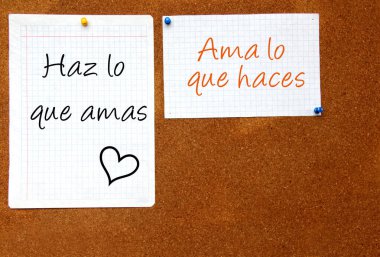 Pizarra de corcho con mensaje Haz lo amas ama lo haces