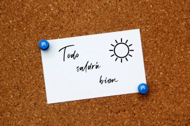 nota blanca en pizarra de corcho con mensaje Todo saldr bien