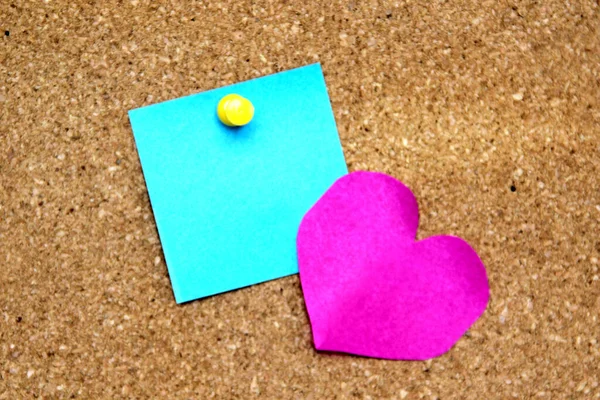 Önemli iletiler için beyaz ve renk notları, mantar panoda motivasyon ve anımsatma