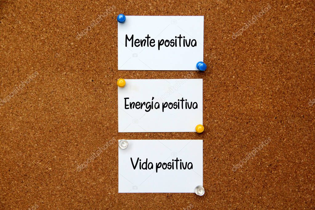 notas blancas y multicolor en pizarra de corcho con mensaje mente positiva Energa positiva Vida positiva