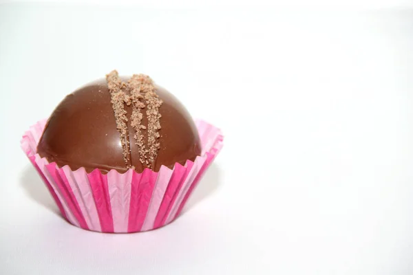 Conjunto Bombas Chocolate Enchimento Marshmallow Chocolate Branco Fundo Branco — Fotografia de Stock