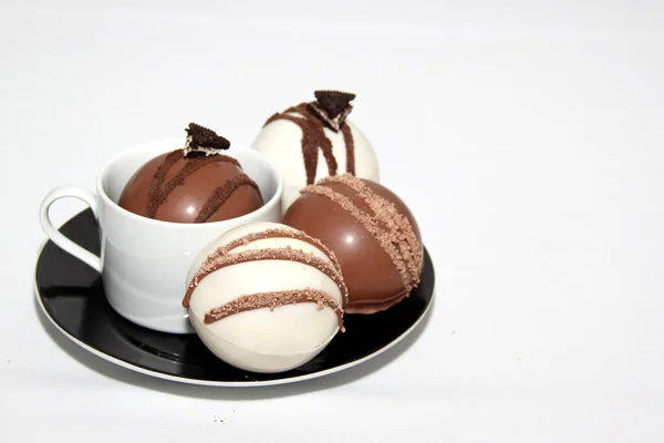 Bombas Chocolate Caneca Com Leite Quente Cheio Marshmallows Chocolate Branco — Fotografia de Stock