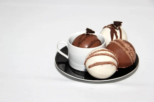 Bombes Chocolat Dans Une Tasse Avec Lait Chaud Rempli Guimauves — Photo