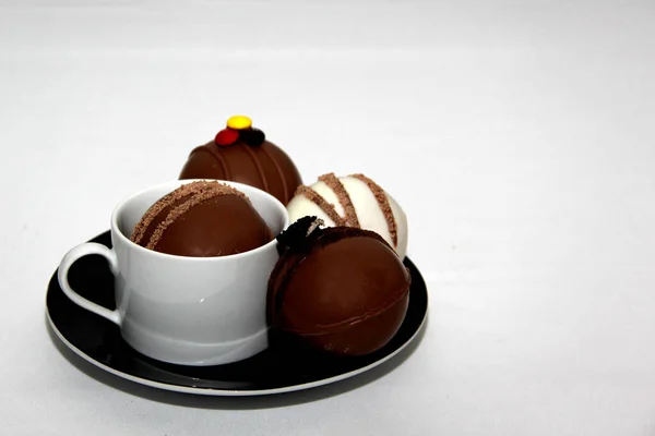 Bombes Chocolat Dans Une Tasse Avec Lait Chaud Rempli Guimauves — Photo