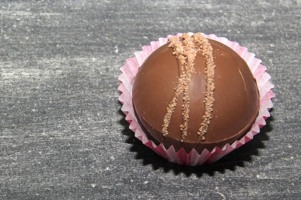 棉花糖填充巧克力炸弹 白色巧克力在古老的灰色背景 — 图库照片