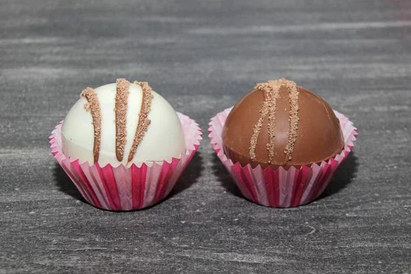 Bombes Chocolat Rempli Guimauve Chocolat Blanc Sur Fond Gris Vintage — Photo