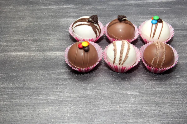 Conjunto Bombas Chocolate Preenchido Com Marshmallows Chocolate Branco Fundo Cinza — Fotografia de Stock