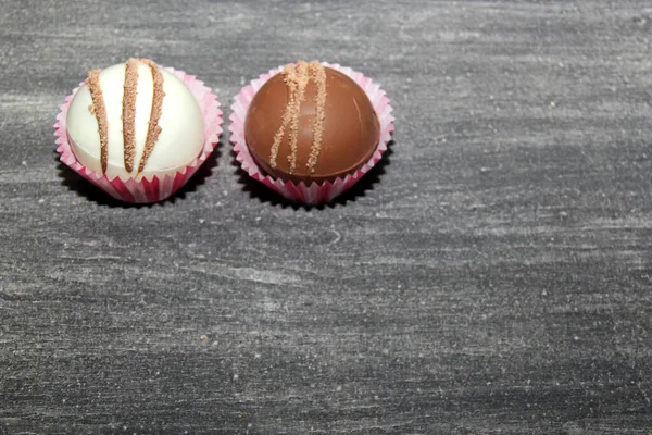 Mályvacukor Töltött Csokoládé Bombák Fehér Csokoládé Vintage Szürke Háttér — Stock Fotó