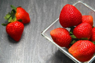 Cam kasede kırmızı çilek. Klasik gri ahşap arkaplan