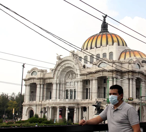 メキシコの保護マスクを持つラテン系の男 背景に美術の宮殿 新しい通常のCovid — ストック写真