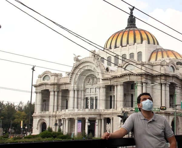 带着保护膜的拉丁男人在墨西哥城 背景是美术宫 新的正常Covid — 图库照片