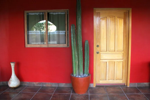 Habitación Con Puerta Pared Roja Ventana Madera Sala Estar Decoración — Foto de Stock