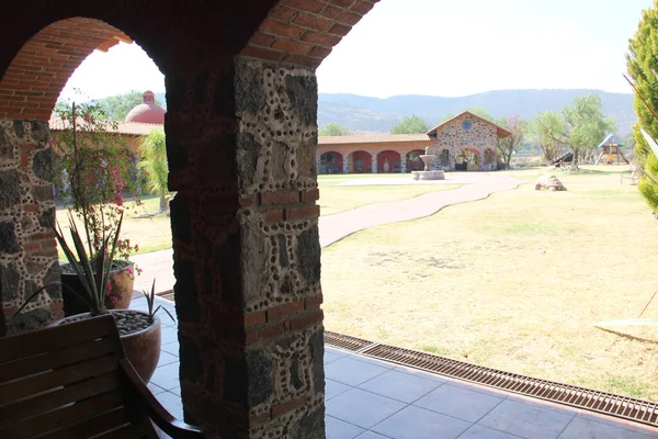 Arcos Piedra Macetas Casa Campo Con Jardín Fondo —  Fotos de Stock