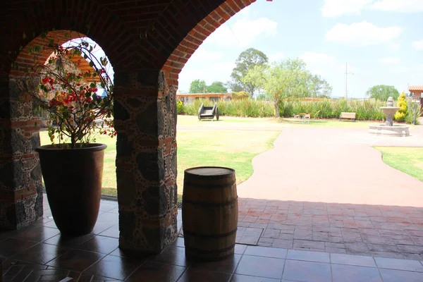 Arcos Piedra Macetas Casa Campo Con Jardín Fondo — Foto de Stock