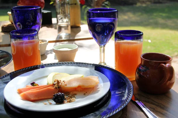 Υγιεινό Και Βιολογικό Πρωινό Φρούτα Και Ποτά Πιάτα Και Ποτήρια — Φωτογραφία Αρχείου