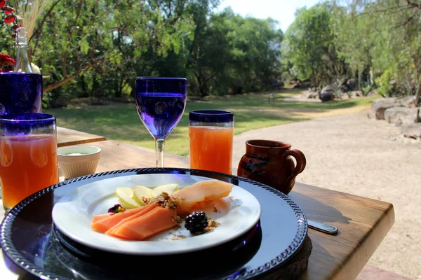 Healthy Organic Breakfast Fruit Drink Plates Glasses Outdoors Elegant Glamping — Stock Photo, Image