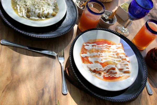 Elegante Desayuno Mexicano Zumo Frutas Enchiladas Verdes Rojas Mesa Aire — Foto de Stock