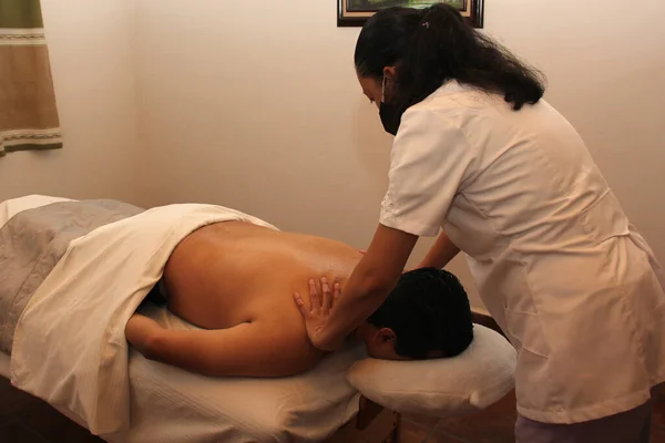 Relajación Spa Masajista Trabajando Masaje Relajante Reductivo Terapéutico Para Hombre — Foto de Stock