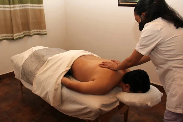 Avslappning Spa Massör Arbetar Avkopplande Reduktiv Och Terapeutisk Massage Till — Stockfoto