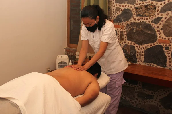 Détente Spa Masseur Travaillant Sur Massage Relaxant Réducteur Thérapeutique Homme — Photo