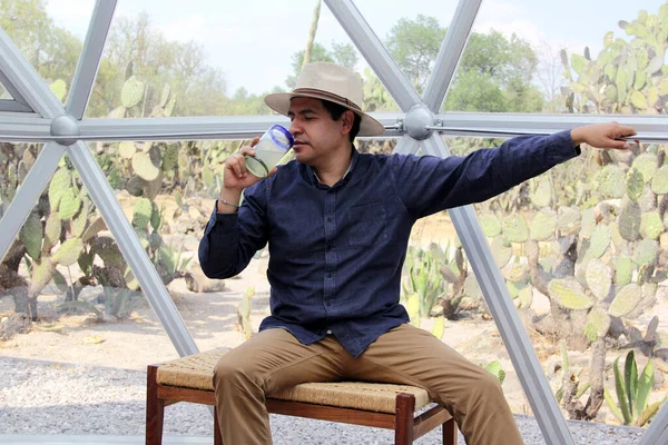 Turista Latino Con Sombrero Interior Glamping Habitación Desierto México Beber — Foto de Stock