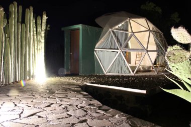 Kaktüs gece görüşü ortasında Glamping Jeodezik Kubbe lüks kamp çadırı