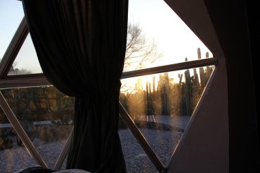 Jeodezik çadır penceresinden gün doğumu ya da gün batımı