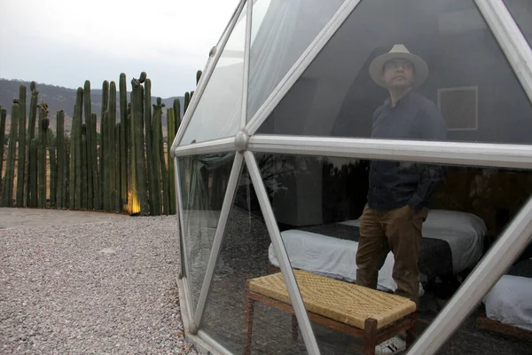 Latin Bir Adam Jeodezik Bir Çadırın Penceresinden Manzaranın Keyfini Çıkarıyor — Stok fotoğraf