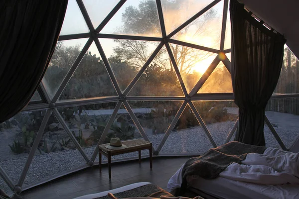 Çift Yatağında Uzanmış Güneşin Doğuşunu Jeodezik Çadır Penceresinden Izliyor — Stok fotoğraf