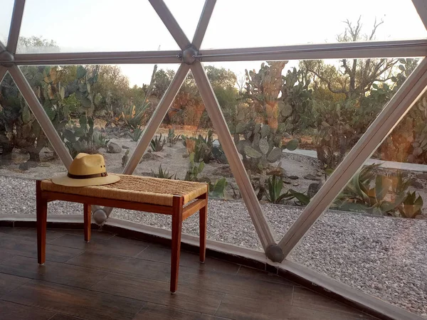 Sombrero Turístico Banco Tejido Hecho Mano Con Gran Ventana Tienda — Foto de Stock