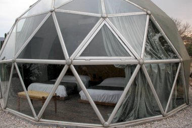 Meksika 'daki kaktüs ormanının ortasındaki jeodezik çadır.