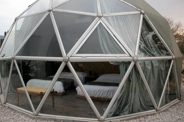 Meksika 'daki kaktüs ormanının ortasındaki jeodezik çadır.