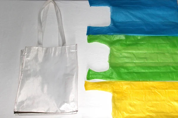 비닐봉지를 줄이고 책임감 소비를 촉진하는 목표로 플라스틱 자유의 — 스톡 사진