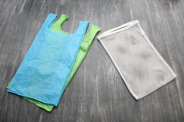 7月3日には ビニール袋の削減と責任ある消費の促進を目的として 国際デーフリープラスチックバッグが祝われます — ストック写真