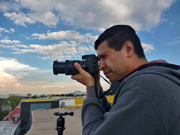 Fotografer Profesional Dengan Topeng Mengambil Foto Lanskap — Stok Foto