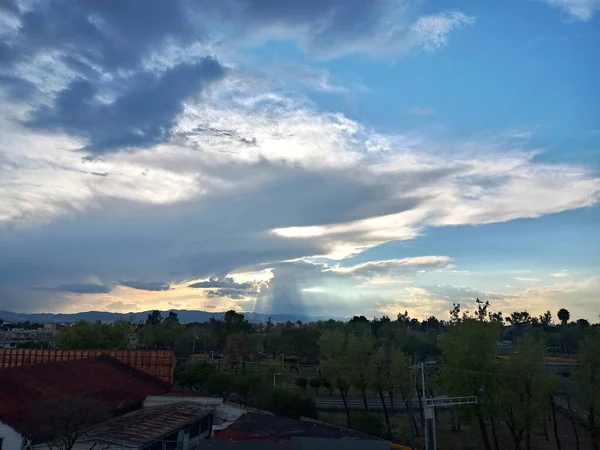 Himmel Med Spektakulära Moln Med Stora Formationer Vid Soluppgång Eller — Stockfoto